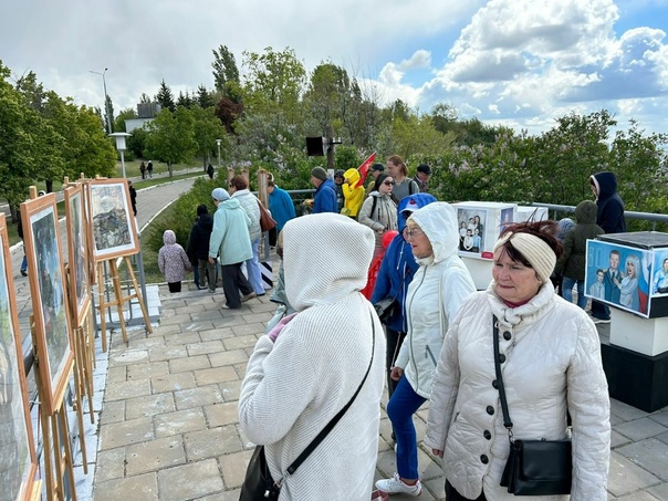 В парке Победы работает выставка Семьи Героев глазами детей