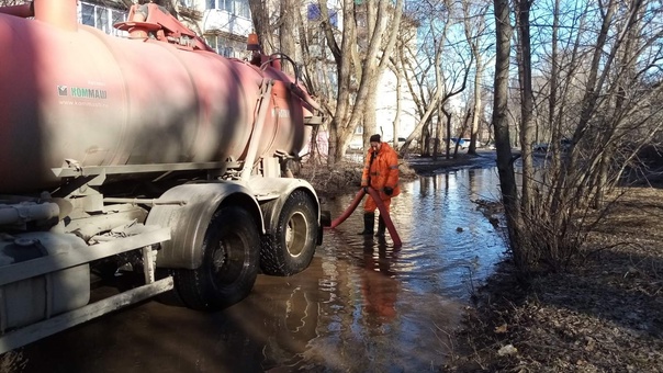 Сотрудники Комбината благоустройства в ежедневном режиме откачивают воду с затопленных участков дорог
