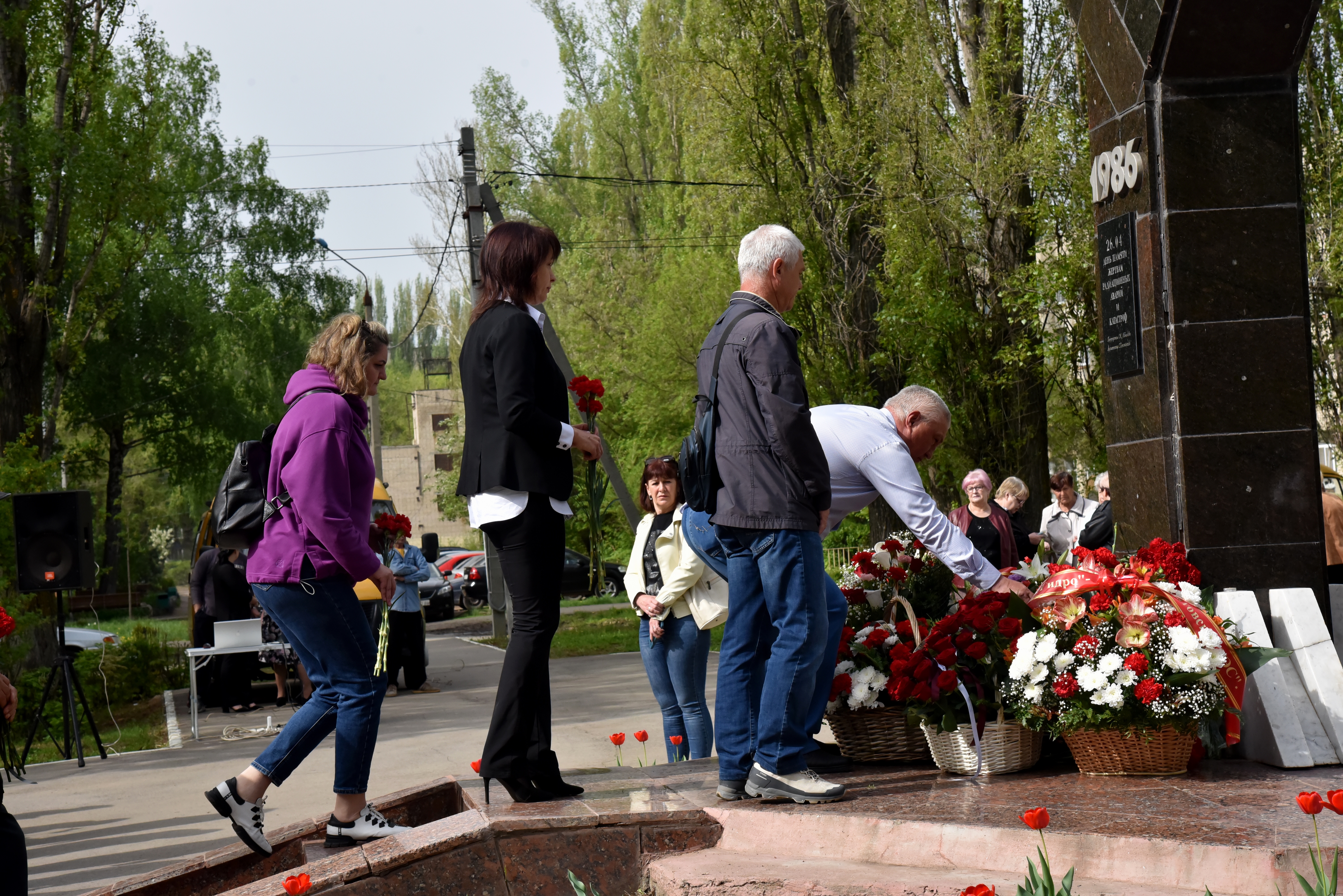 Сегодня в Балакове состоялось возложение цветов к памятнику жертвам радиационных катастроф