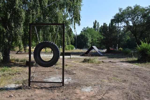 Общественная территория с площадкой для выгула собак в районе шлюзового моста готова на 90%