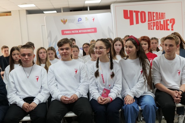 Губернатор Саратовской области встретился с учащимися, которые представляли регион на Всероссийской школьной весне. В фестивале, который проходил в Ставрополе