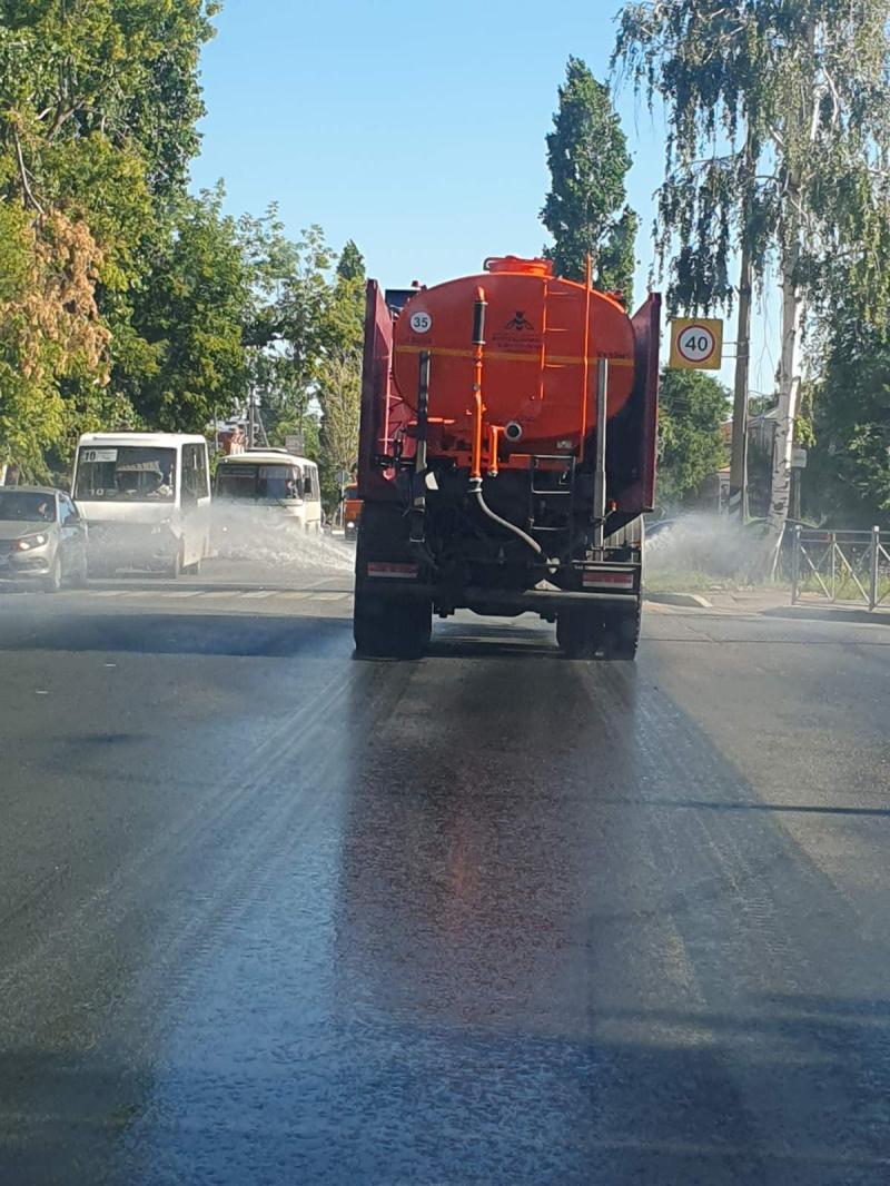 Полив дорог, покос травы, обновление разметки. Коммунальные службы работают в ежедневном режиме