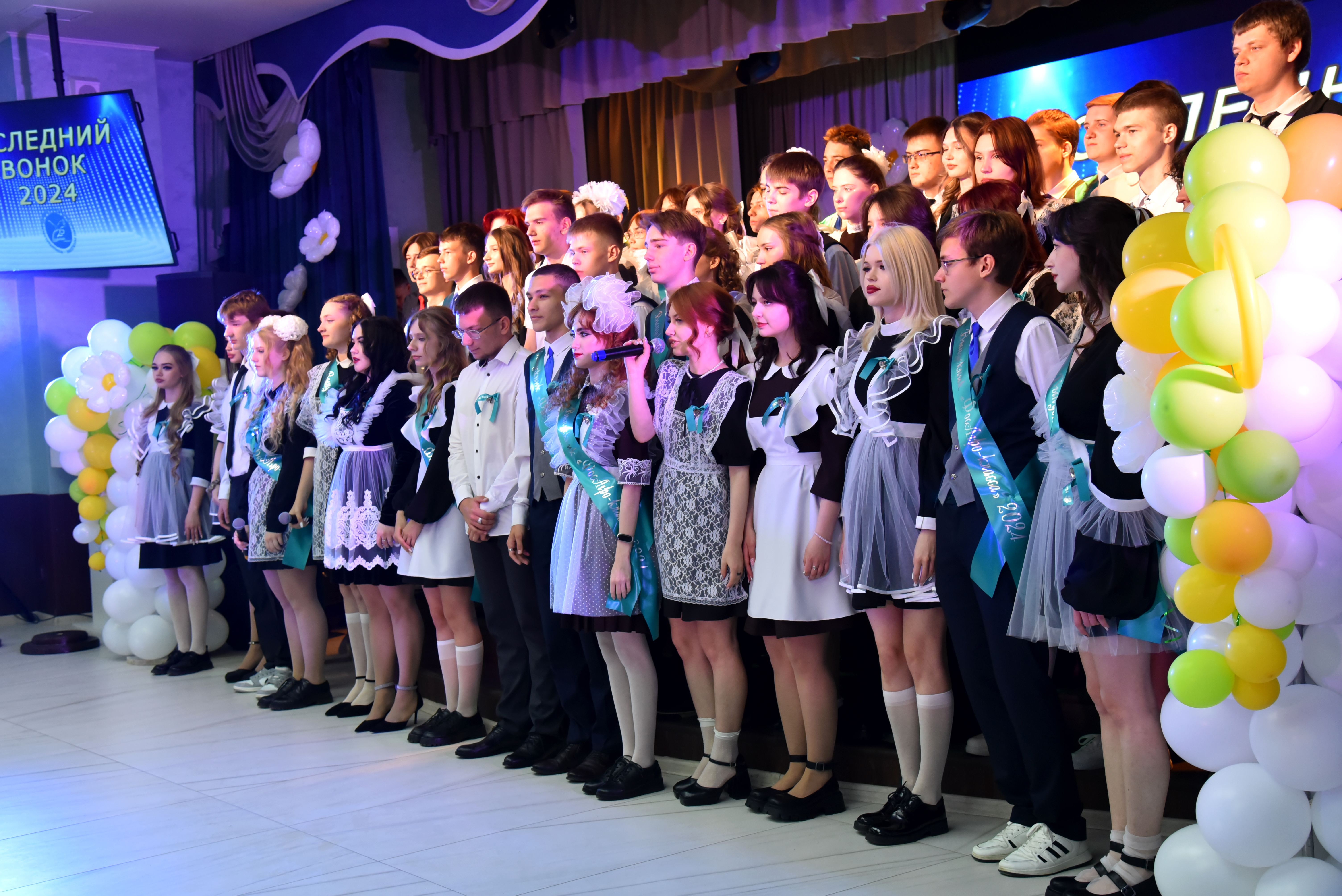 Сегодня глава Балаковского района Сергей Грачёв поздравил балаковских выпускников с последним звонком