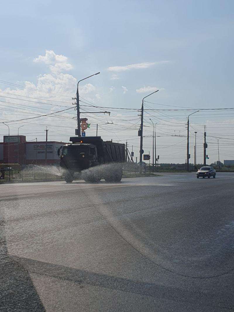 В городе Балаково в жаркую погоду осуществляется регулярный полив центральных дорог