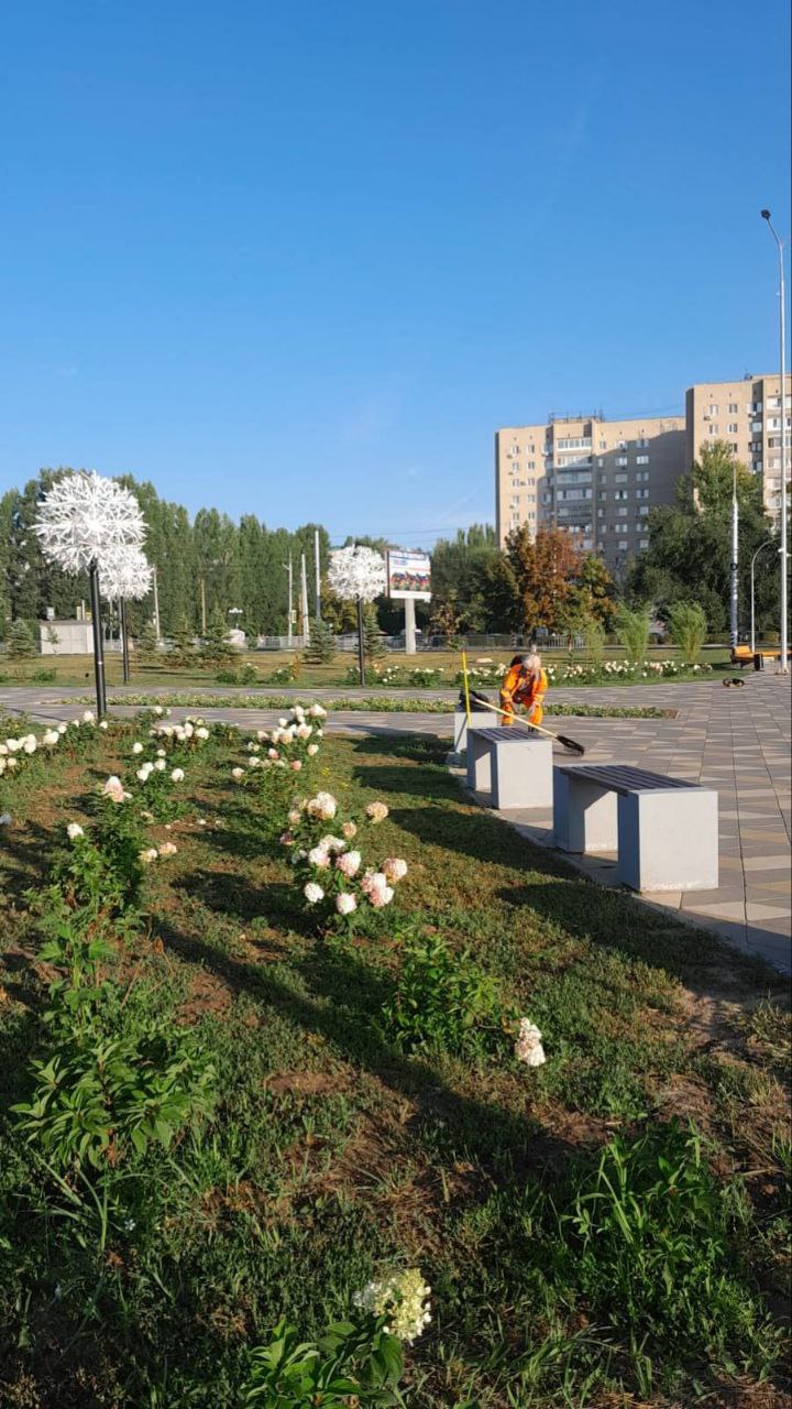 Покос травы, уборка территорий, полив зеленых насаждений. Сегодня на улицах города работают 75 коммунальных работников