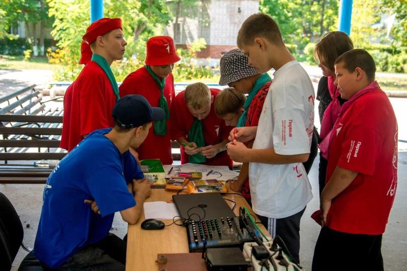 Ребята из ЛНР, отдыхающие в центре «Лазурный», вступили в «Движение первых»