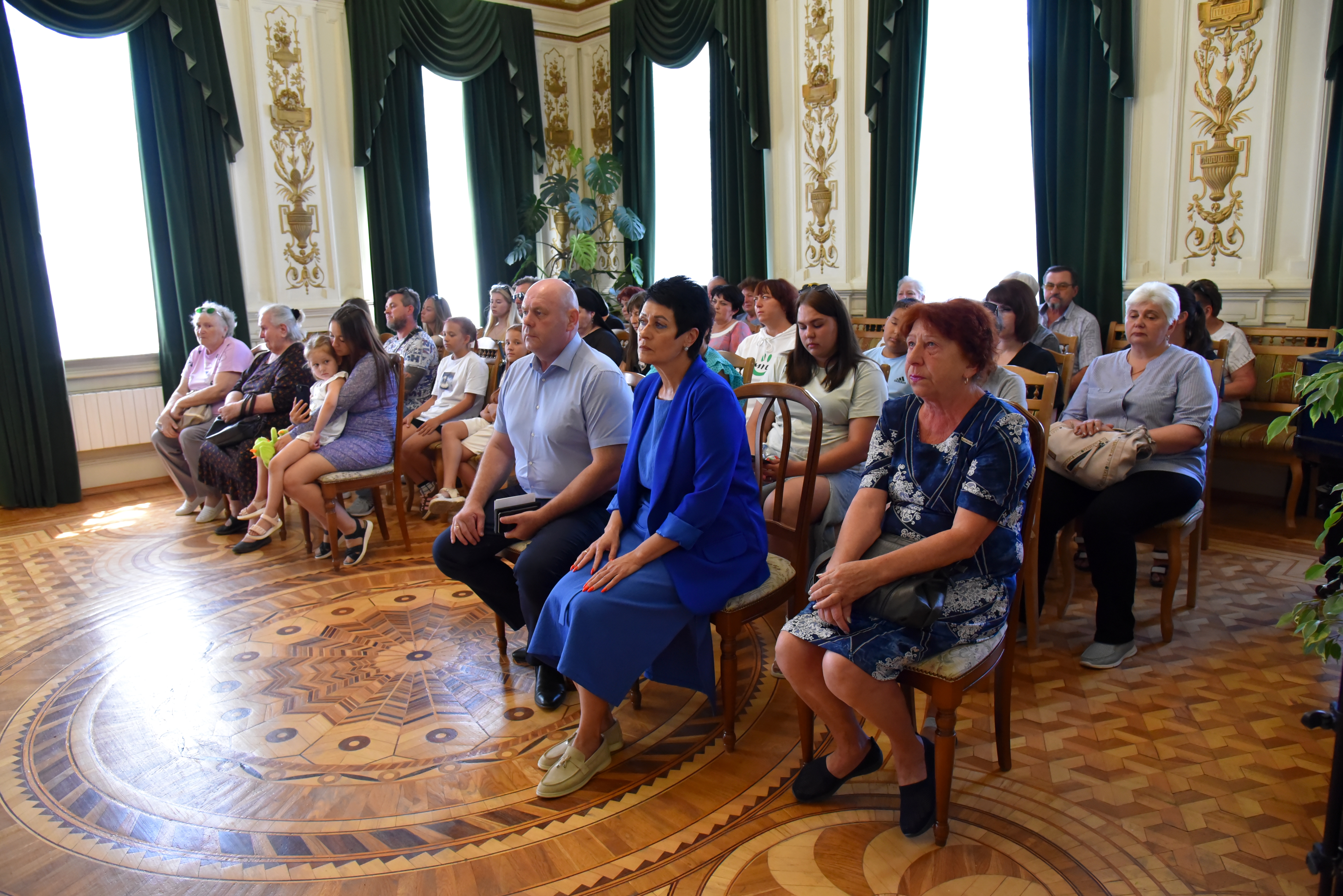 В городе Балаково состоялась церемония вручения памятных знаков «Семье погибшего защитника Отечества»
