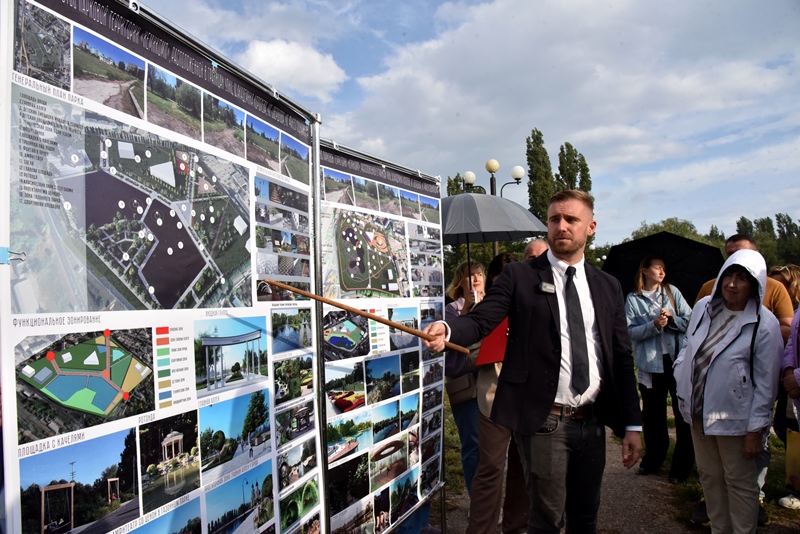 В городе Балаково состоялась презентация эскизных проектов по благоустройству территории у «Хемикомпа». Балаковцы могут внести свои предложения