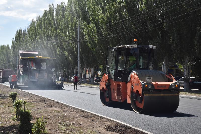 Рабочие продолжают укладывать асфальт на улице Трнавской