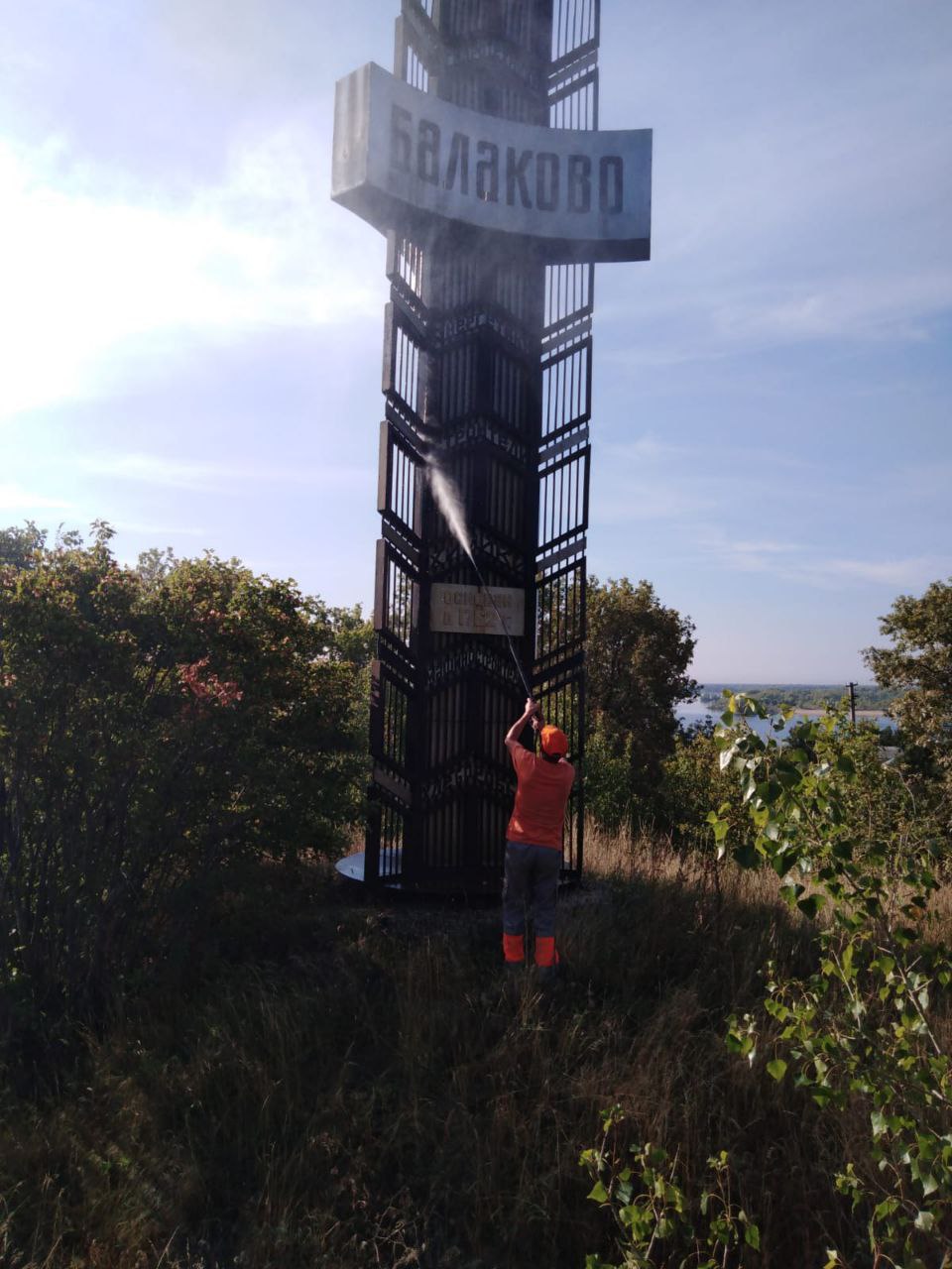 Полив зеленых насаждений, покос травы, уборка общественных территорий: благоустройство города ведётся в ежедневном режиме